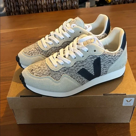 Veja Cream and Navy Knit Sneakers size 7 NWB - Picture 1 of 6